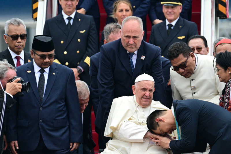 El Papa Francisco es recibido durante su llegada al Aeropuerto Internacional SoekarnoHatta en Yakarta el 3 de septiembre de 2024.