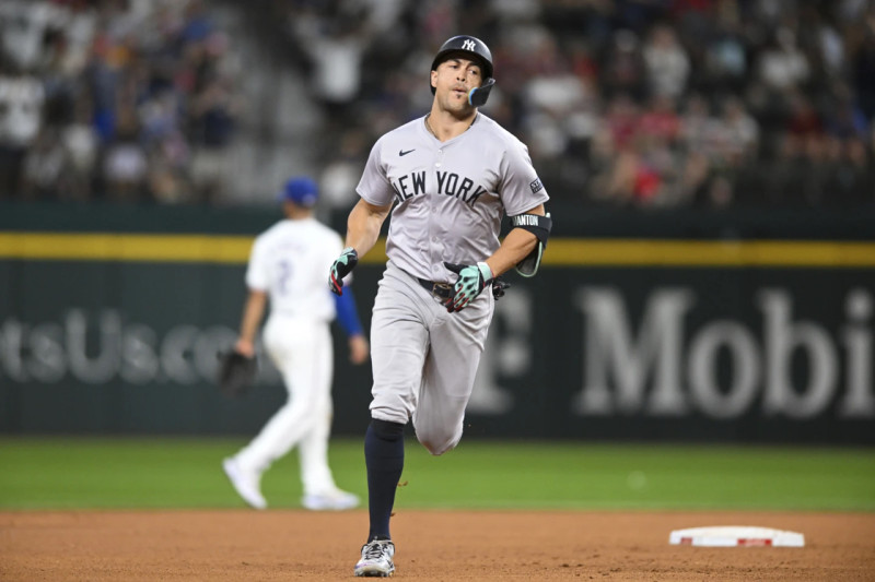 Giancarlo Stanton conectó su jonrón 25 de la temporada.