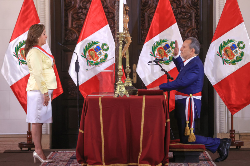 magen publicada por el gobierno peruano que muestra a la presidenta Dina Boluarte (izq.) prestando juramento a su recién nombrado Ministro de Relaciones Exteriores, Elmer Schialer, durante una ceremonia televisada desde el Palacio de Gobierno en Lima el 3 de septiembre de 2024. Schialer, de 63 años, reemplaza el académico conservador Javier González-Olaechea, quien asumió el cargo en noviembre de 2023.