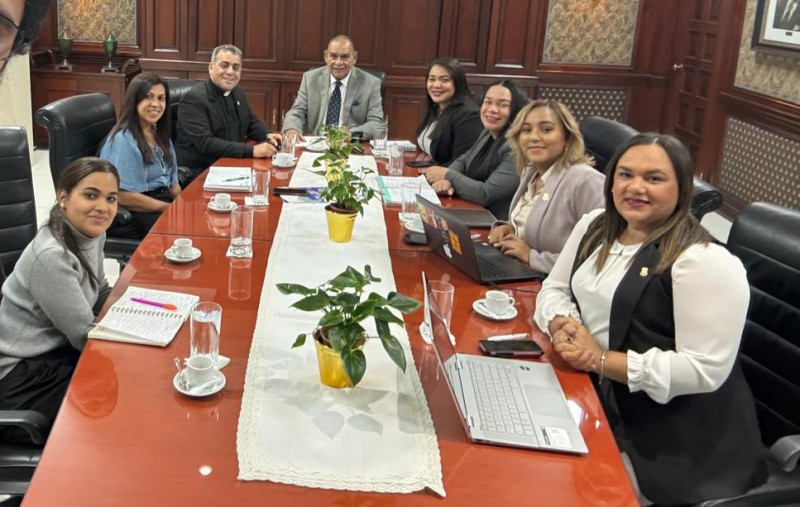 El p. Isaac García, rector de la UCNE, Miguel Franjul, director de Listín Diario, junto al equipo organizador del Foro del Nordeste.