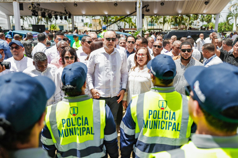 El alcalde de Santiago, Ulises Rodríguez encabeza una reunión con personal del cabildo y la policía muncipal.