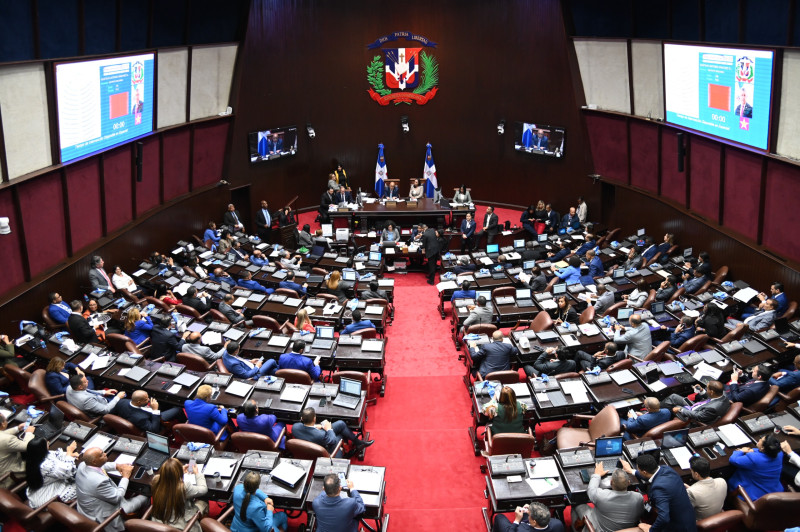 Los diputados discuten sobre si es necesario reducir la matricula de 190 a 137 diputados.