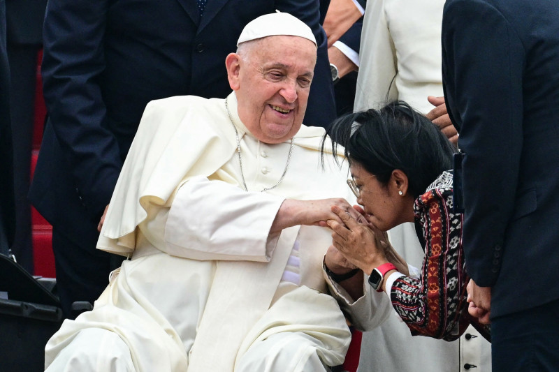 Papa Francisco (izq.) es recibido a su llegada al Aeropuerto Internacional Soekarno-Hatta