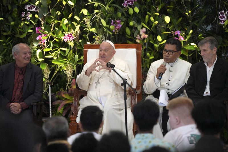 El Papa Francisco habla en el centro juvenil Grha Pemuda en Yakarta el 4 de septiembre de 2024.