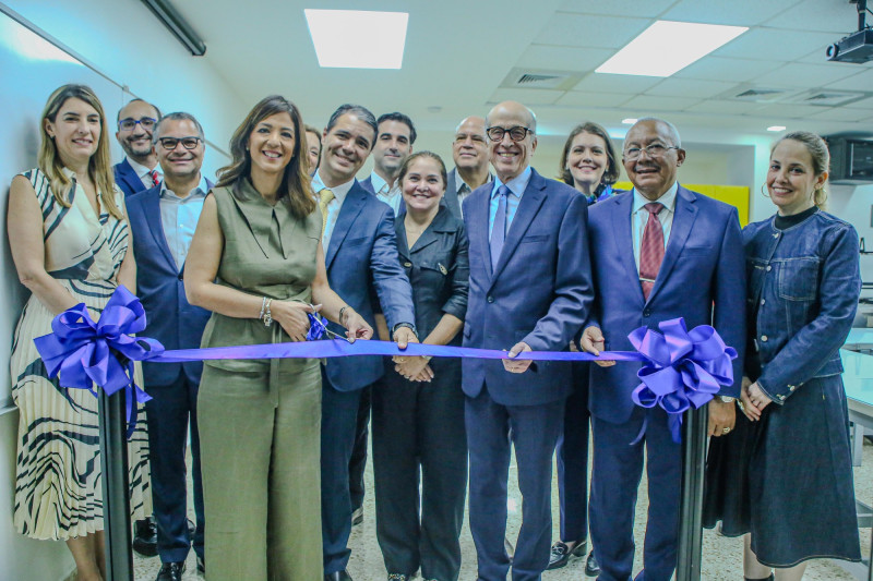 Max Puig y Odile Camilo Vincent junto a otros ejecutivos de la entida educativa