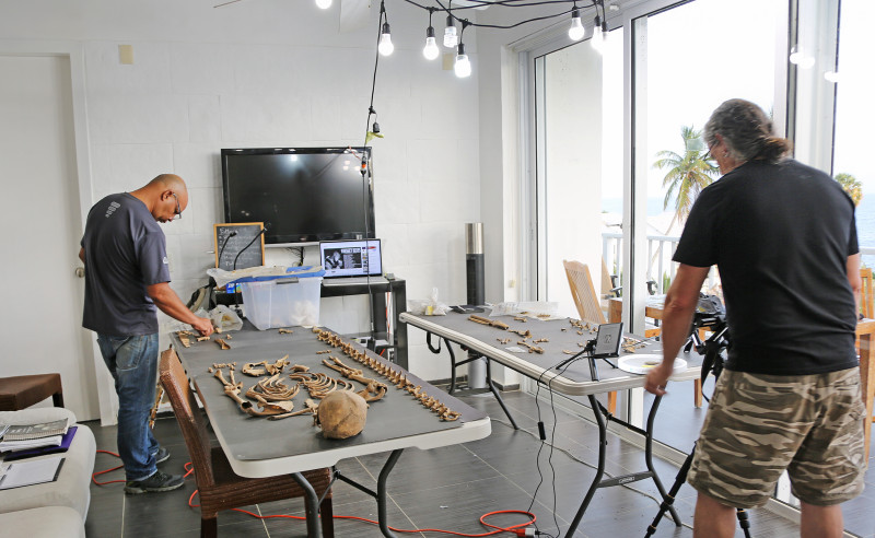 Fotografía muestra el proceso de estudio de antropología física de los restos humanos de la Cueva Funeraria de Daniel.