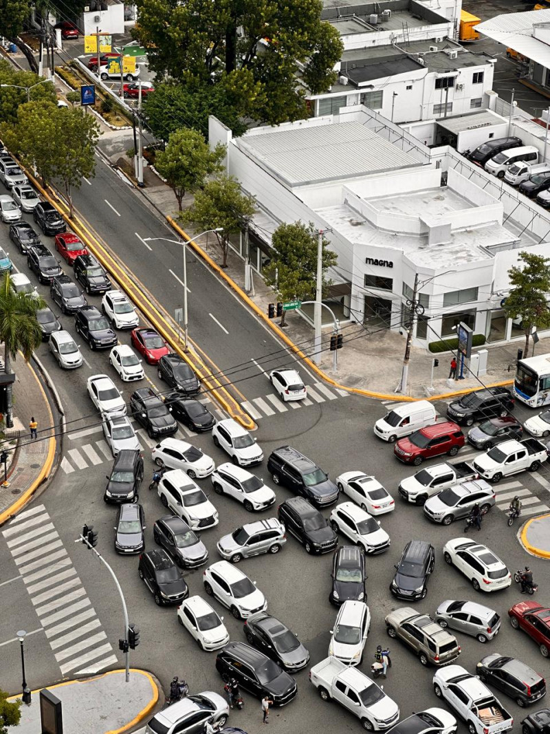 Semáforos sin funcionar provocaron a finales de agosto extensa congestión vial en avenidas del Distrito Nacional.