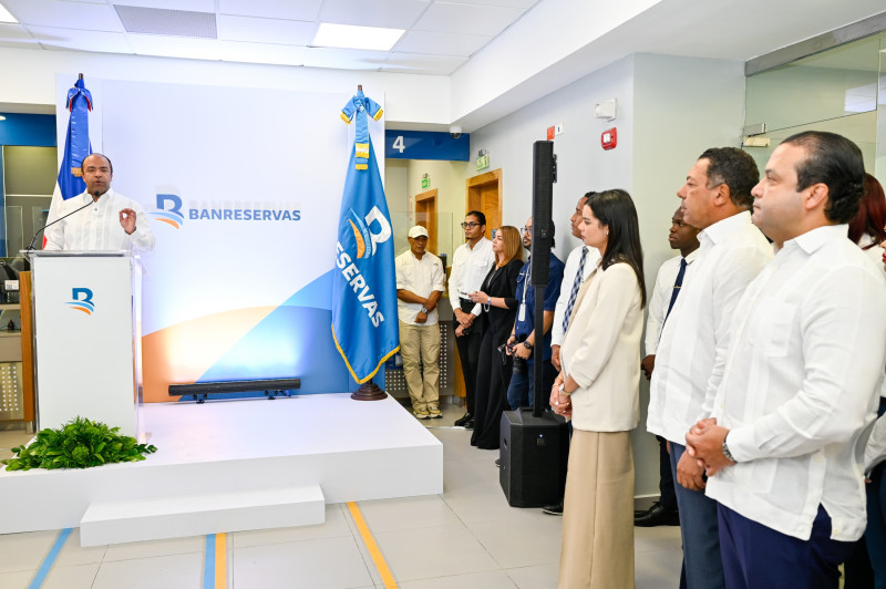 2-	Samuel Pereyra, presidente ejecutivo del Banco de Reservas, durante el acto inaugural de la nueva oficina Plaza Paseo del Mar, en Bávaro, junto a ejecutivos de la familia Banreservas, clientes, y autoridades legislativas.