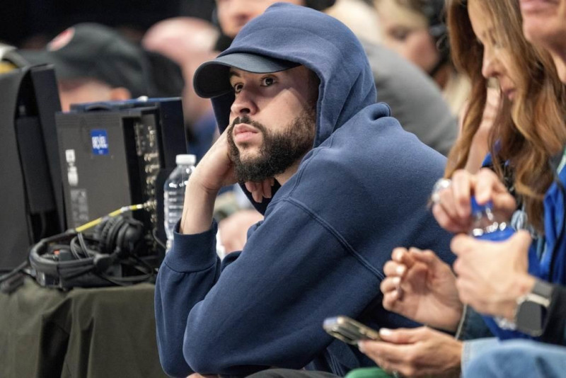 El reggaetonero boricua Bad Bunny observa el sexto partido de los playoffs de la NBA entre los Mavericks y los Clippers, el viernes 3 de mayo de 2024.