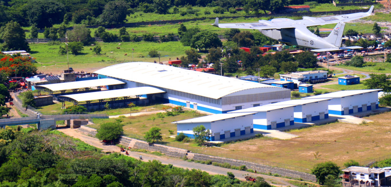 Instalaciones del mercado de Haití, aeronave de reconocimiento de la fuerza aérea sobrevolando la frontera por Dajabón.