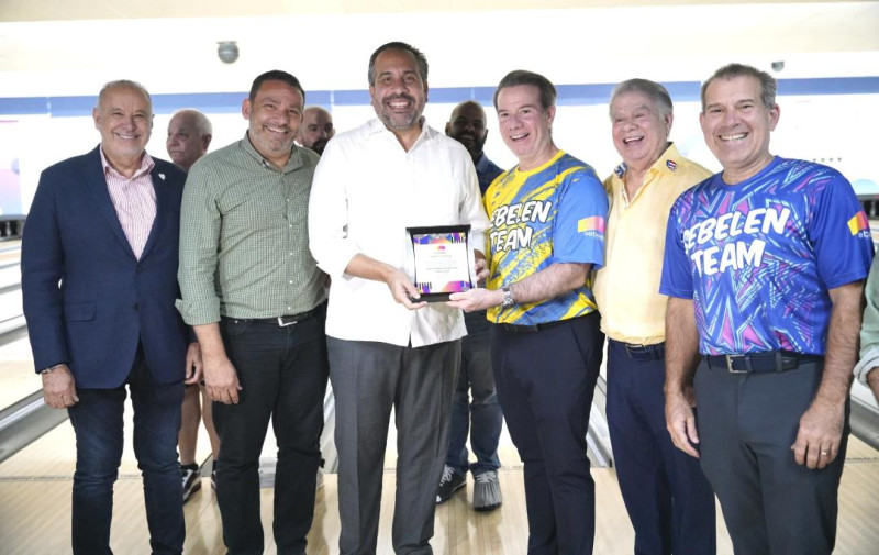 Rolly Sebelén entrega una placa a Alberto Rodríguez. Figuran Rolando Sebelén, Rolando Antonio Sebelén, Francis Soto  y Radhamés Tavares.