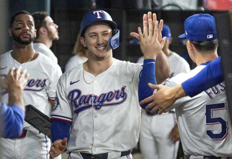 Justin Foscue saluda al novato Wyatt Lanford luego de pegar cuadrangular a los Yankees.