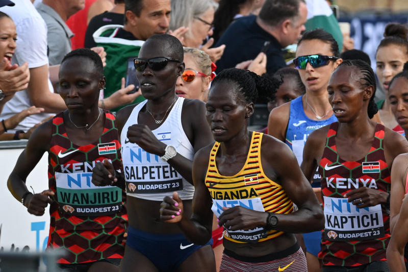 Atleta ugandesa Rebecca Cheptegei con tshirt amarillo