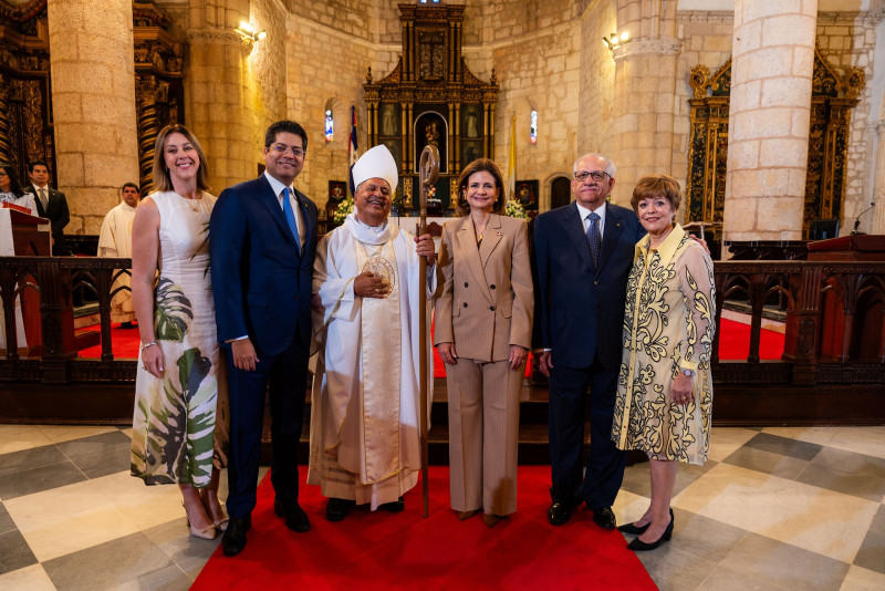 Gina Saleta, Rafael Izquierdo, monseñor Ramón Benito Ángeles, la vicepresidente de la República Raquel Peña, Ernesto Izquierdo y Evelyn de León.