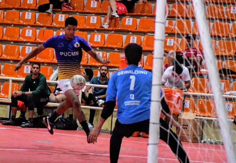 Eduardo Gil de la Pontificia Universidad Católica Madre y Maestra (PUCMM), lideró los goleadores en la ronda regular del torneo de fútbol sala universitario.