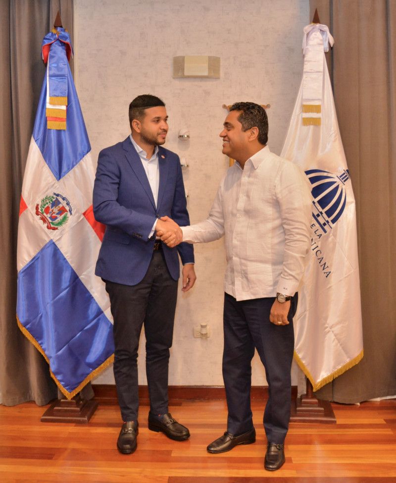 El ministro de Deportes y Recreación, Kelvin Cruz, al recibir en su despacho al ministro de la Juventud, Carlos Valdez.