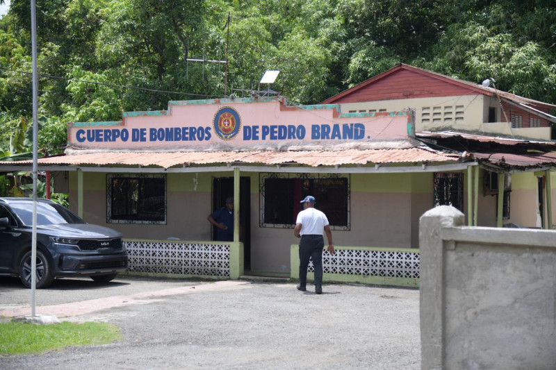 El cuerpo de bomberos de Pedro Brand opera en un ranchón de zinc lleno de agujeros y los miembros solo ganan 10,000 pesos mensuales.