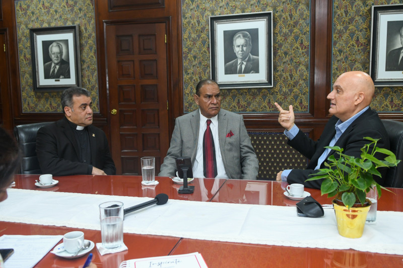 El padre Isaac García, rector de la UCNE, Miguel Franjul, director de Listín Diario, y Pavel Isa Contreras, ministro de Economía.