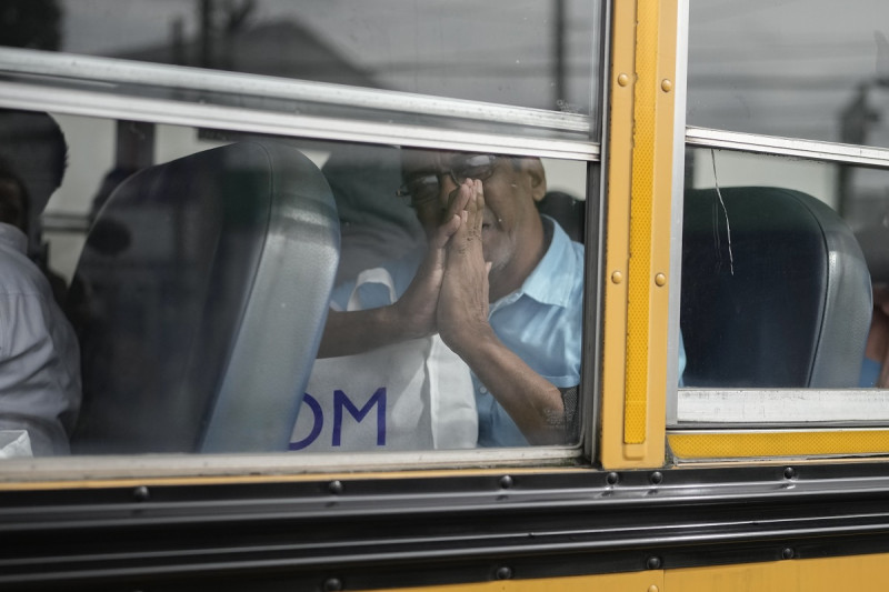 Isaías Ruiz hace un gesto desde un autobús después de ser liberado de una cárcel nicaragüense y aterrizar en el aeropuerto de la Ciudad de Guatemala, ayer