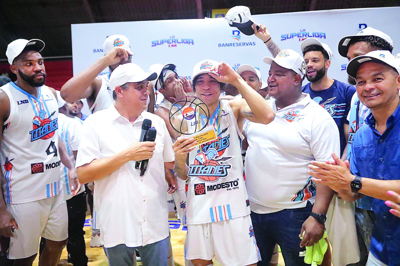 Richard Bautista fue premiado como MVP tanto en la serie regular como en la final.