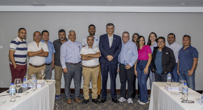 Diego Freire y  Edgar Castllo junto a los participantes del Seminario LABWA