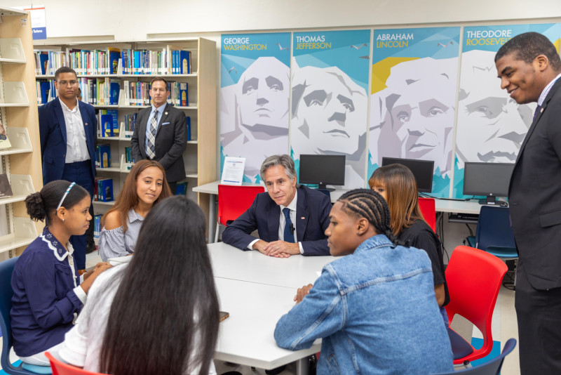 El secretario de Estado de Estados Unidos, Antony Blinken conversa con estudiantes del progrmama inglés por inmmersión.