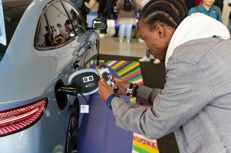 Un visitante toma fotos de un vehículo eléctrico de la marca china BYD durante el Festival de Automovilismo en Johannesburgo, Sudáfrica, el 30 de agosto de 2024. (Xinhua/Zhang Yudong)