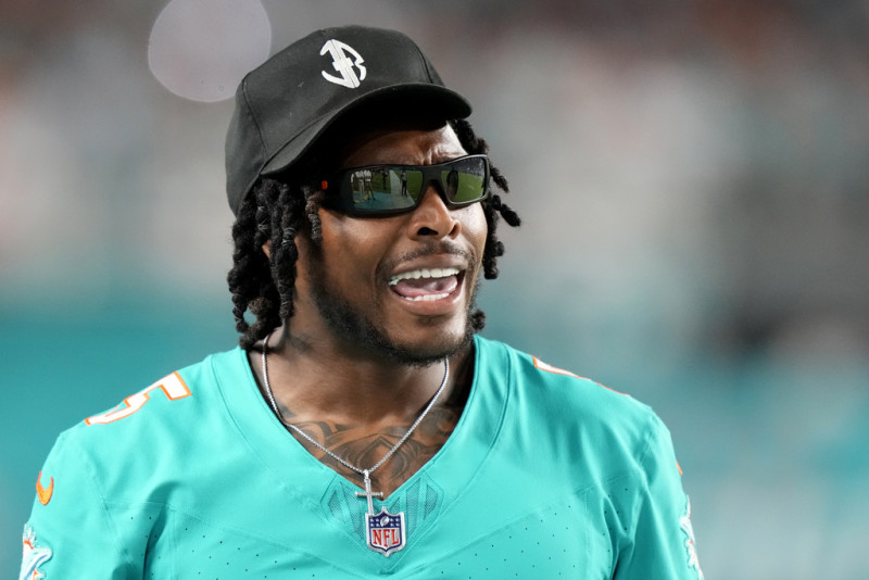 El esquinero de los Dolphins de Miami Jalen Ramsey observa desde la banda el encuentro de pretemporada ante los Commanders de Wahinsgton el sábado 17 de agosto del 2024