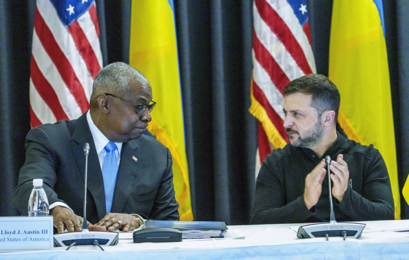 El secretario de Defensa de Estados Unidos, Lloyd Austin (izquierda), y el presidente de Ucrania, Volodymyr Zelenskyy, se miran durante una reunión del Grupo de Contacto para Ucrania, en la base aérea Ramstein, el 6 de septiembre de 2024