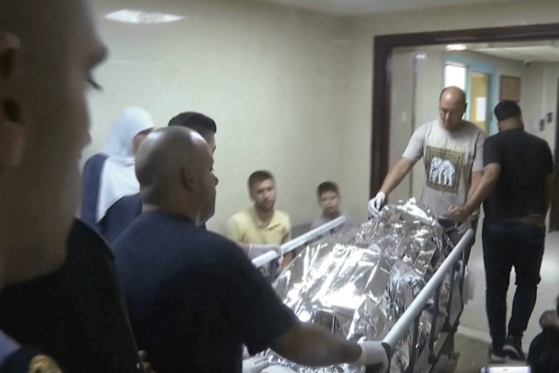 La imagen tomada de un video de The Associated Press muestra el cadáver de Aysenur Ezgi Eygi siendo trasladado por el Hospital Quirúrgico Rafidia, a donde fue llevado después de que, según testigos, fue baleada a muerte por soldados israelíes, el 6 de septiembre de 2024, en la ciudad de Nablus, en Cisjordania