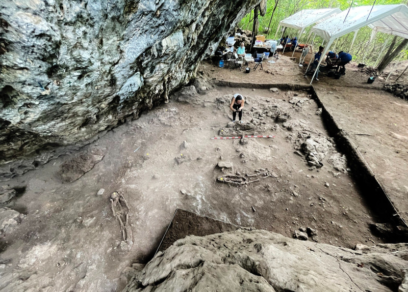 Muestra de un espacio en una cueva donde un equipo de arqueólogos realizó desenterramientos y encontró osamentas de antepasados dominicanos que se asentaron hace casi 5,500 años en una zona de lo que hoy es la provincia Samaná.