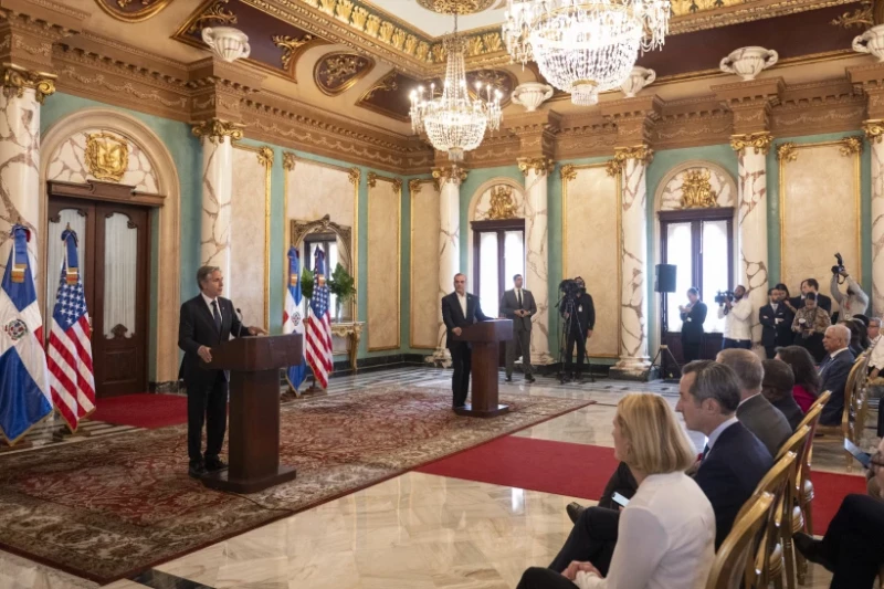 El secretario de Estado de Estados Unidos, Antony Blinken, y el presidente Luis Abinader, durante una conferencia de prensa conjunta ayer en el Palacio Nacional.