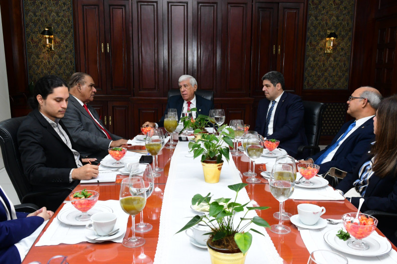 Los ejecutivos de la entidad financiera conversan con el director del diario, Miguel Franjul, durante el desayuno.