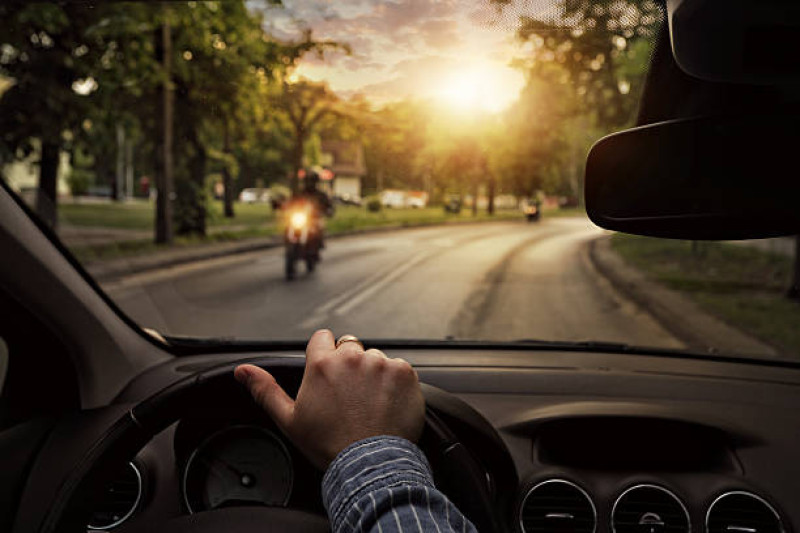 Fotografía muestra a hombre en su coche.