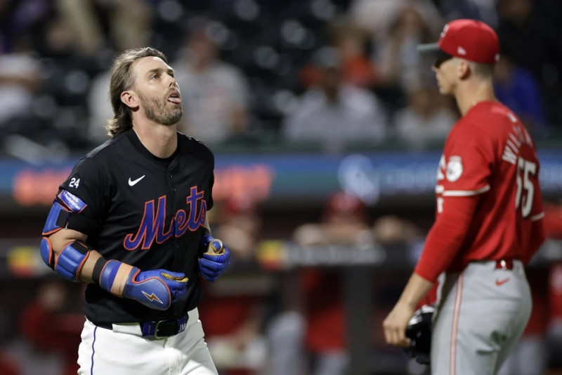 Jeff McNeil de los Mets reacciona tras recibir un golpe con el lanzamiento de Brandon Williamson de los Rojos en la quinta entrada el viernes 6 de septiembre del 2024.