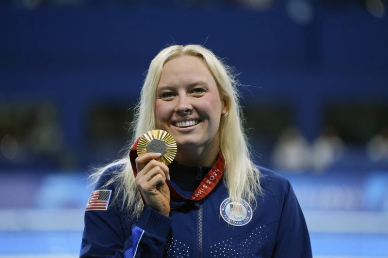 La estadounidense Jessica Long posa con la medalla de oro al ganar los 400 metros libres categoría S8 en los Juegos Paralímpicos el miércoles 4 de septiembre del 2024.