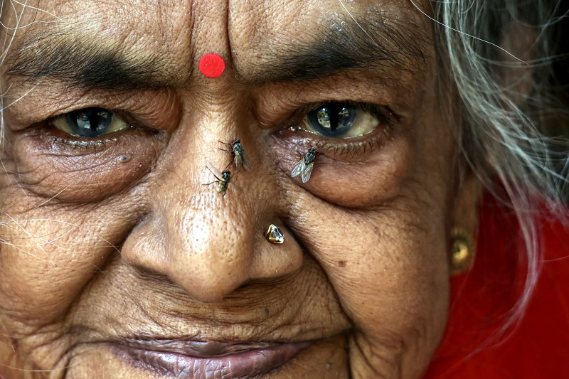 En esta fotografía tomada el 23 de agosto de 2024, la residente Saraswati Agarwal observa sentada afuera de su casa en el complejo Kashi Vaas de Mumukshu Bhawan, un hospicio para buscadores de la salvación en Varanasi.