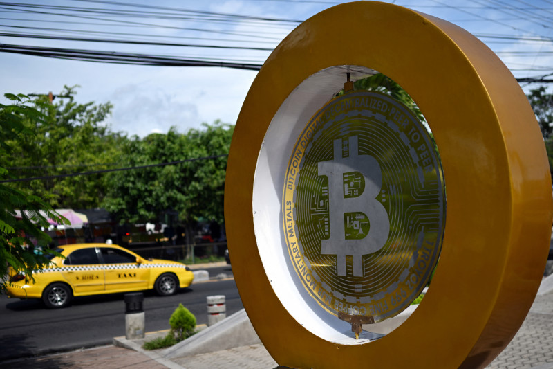 Un monumento alusivo al bitcoin se muestra en la Plaza Bitcoin en San Salvador el 4 de septiembre de 2024.