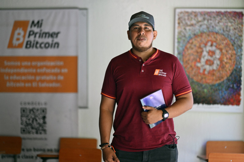 El instructor de Bitcoin Luis Contreras posa para una fotografía en un aula de la ONG Mi Primer Bitcoin en San Salvador el 4 de septiembre de 2024.