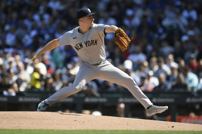 Clarke Schmidt, de los Yanquis, realiza un lanzamiento en la primera entrada del partido frente a los Cachorros de Chicago.