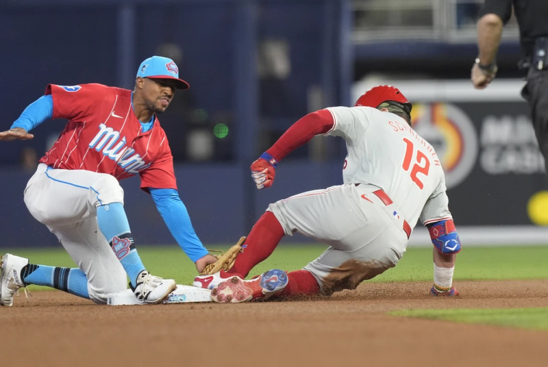 Otto López, de los Marlins, trata de poner out en la segunda base a Kyle Schwarber, de los Filis, en acción del partido de las Grandes Ligas este sábado 7 de septiembre.