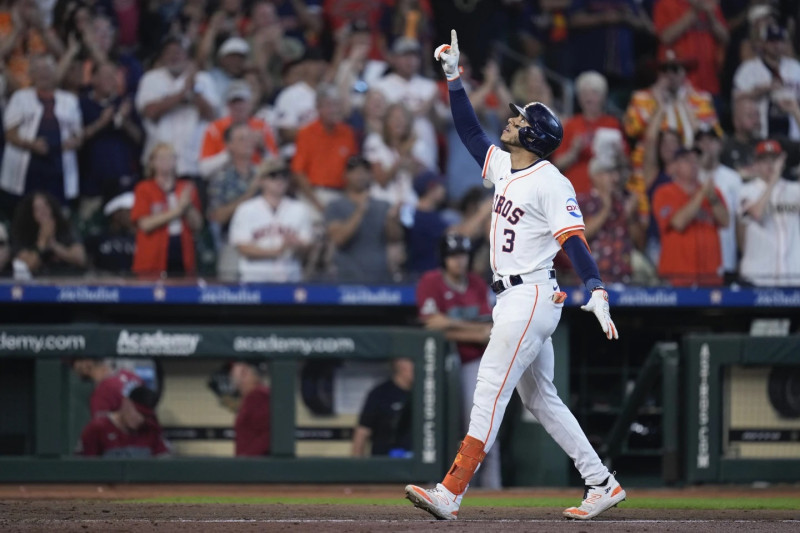 Jeremy Peña, de los Astros, celebra al llegar al plato tras pegar un cuadrangular en el partido contra los Diamondbacks, este sábado 7 de septiembre en las Grandes Ligas.