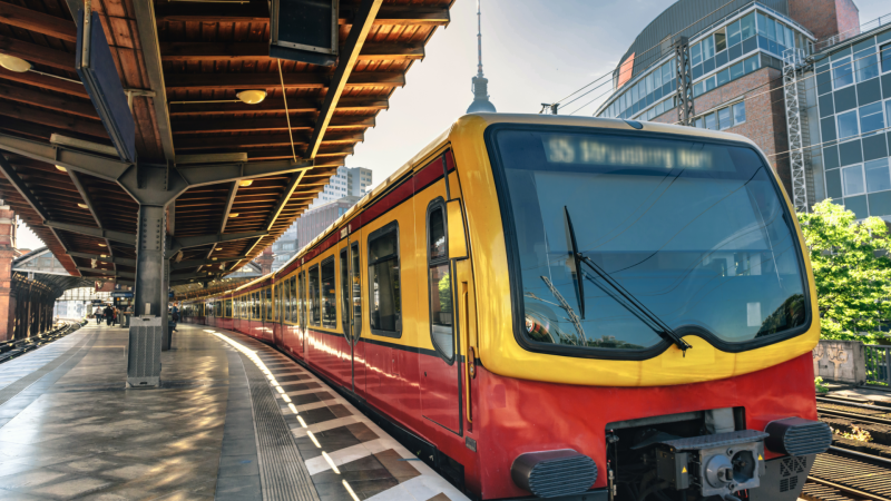 Tren en Berlín, Alemania.