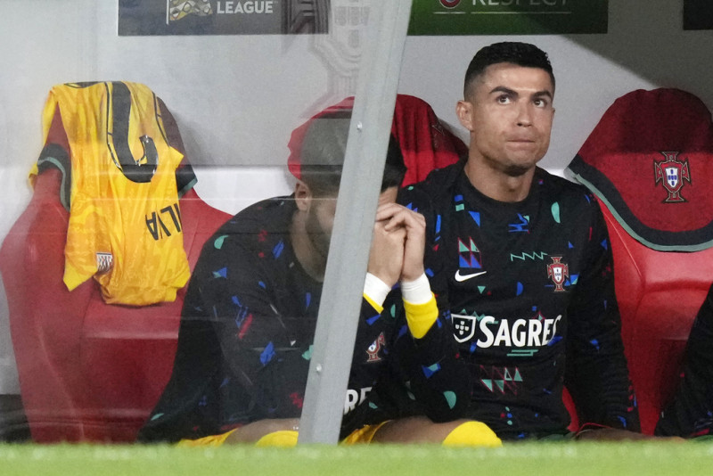 Cristiano Ronaldo en el banquillo durante el partido de la Liga de Naciones de la UEFA entre Portugal y Escocia