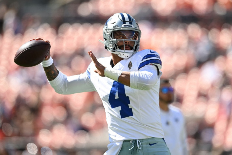 Dak Prescott entrena previo al primer partido de los Cowboys de la temporada de la NFL del 2024