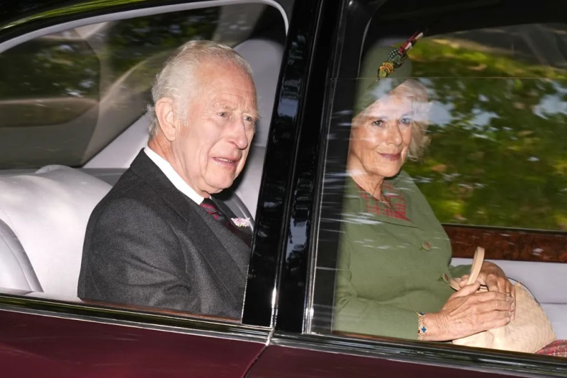 El rey Carlos y la reina Camila llegan a la iglesia de Crathie, cerca de Balmoral, para un servicio religioso dominical.