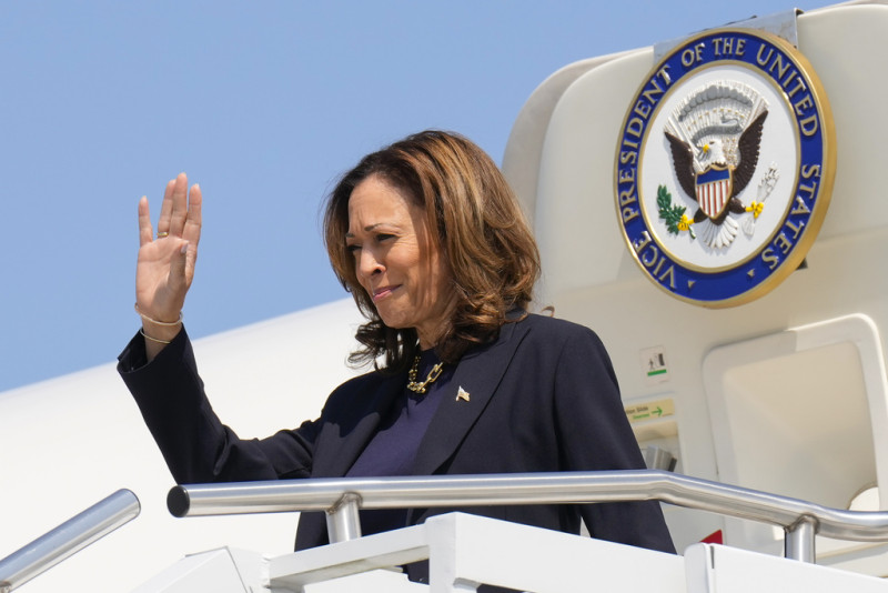 La candidata presidencial demócrata Kamala Harris llega al Aeropuerto Internacional de Pittsburgh, en Coraopolis, Pensilvania, el jueves 5 de septiembre de 2024