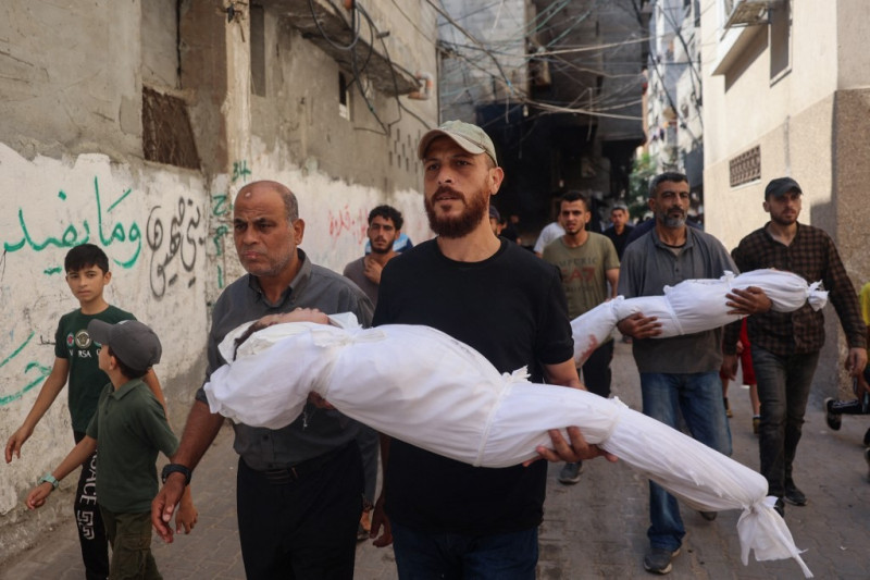 Dolientes cargan cuerpos de niños durante su funeral en el campo de desplazados palestinos de Nuseirat, en el centro de la Franja de Gaza, el 8 de septiembre de 2024