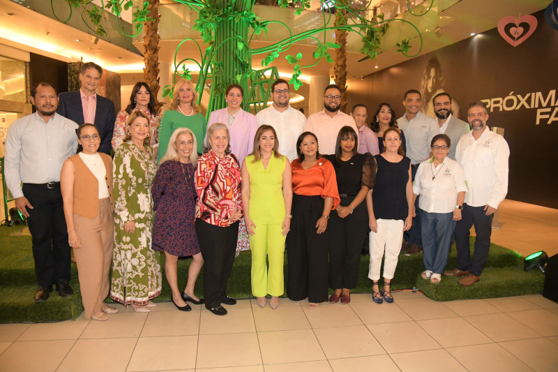 Silvia Rosales, administradora de Ágora Mall, junto a los representantes de las fundaciones del Árbol de la Esperanza