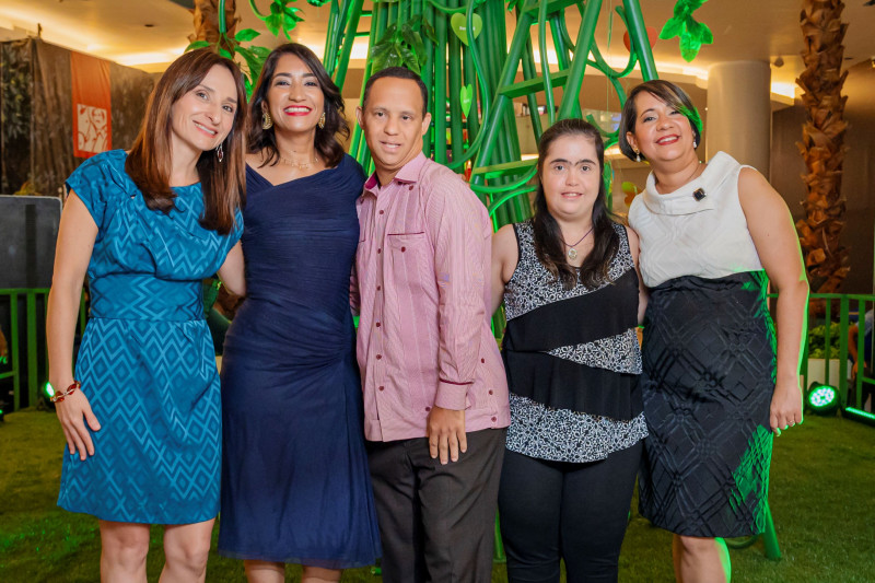 Rocío Sánchez, Elaine Ortega, Anthony Hidalgo, Sabrina Marcelino y Angelina García.